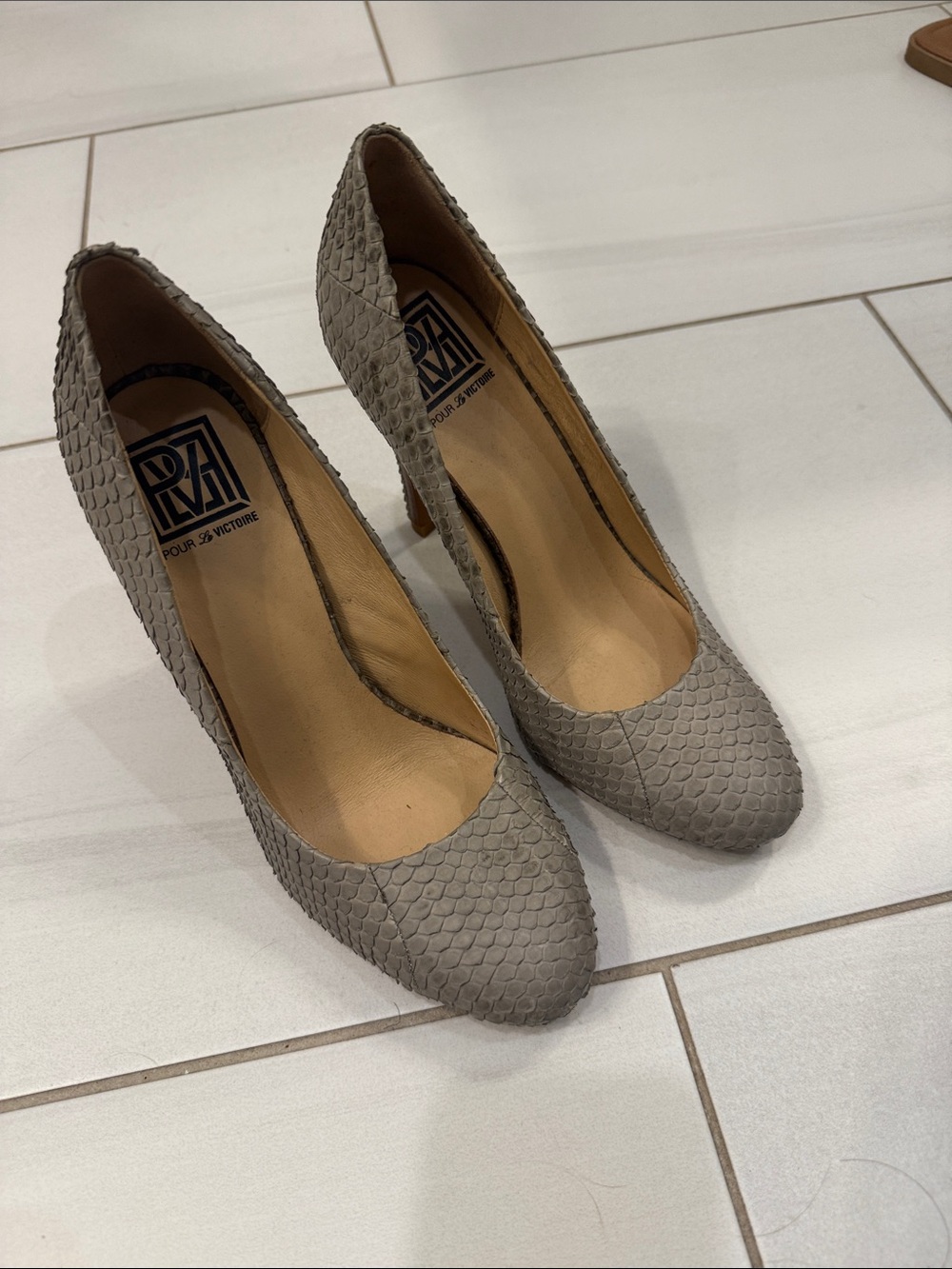 Pour La Victoire Gray Taupe Textured Pump